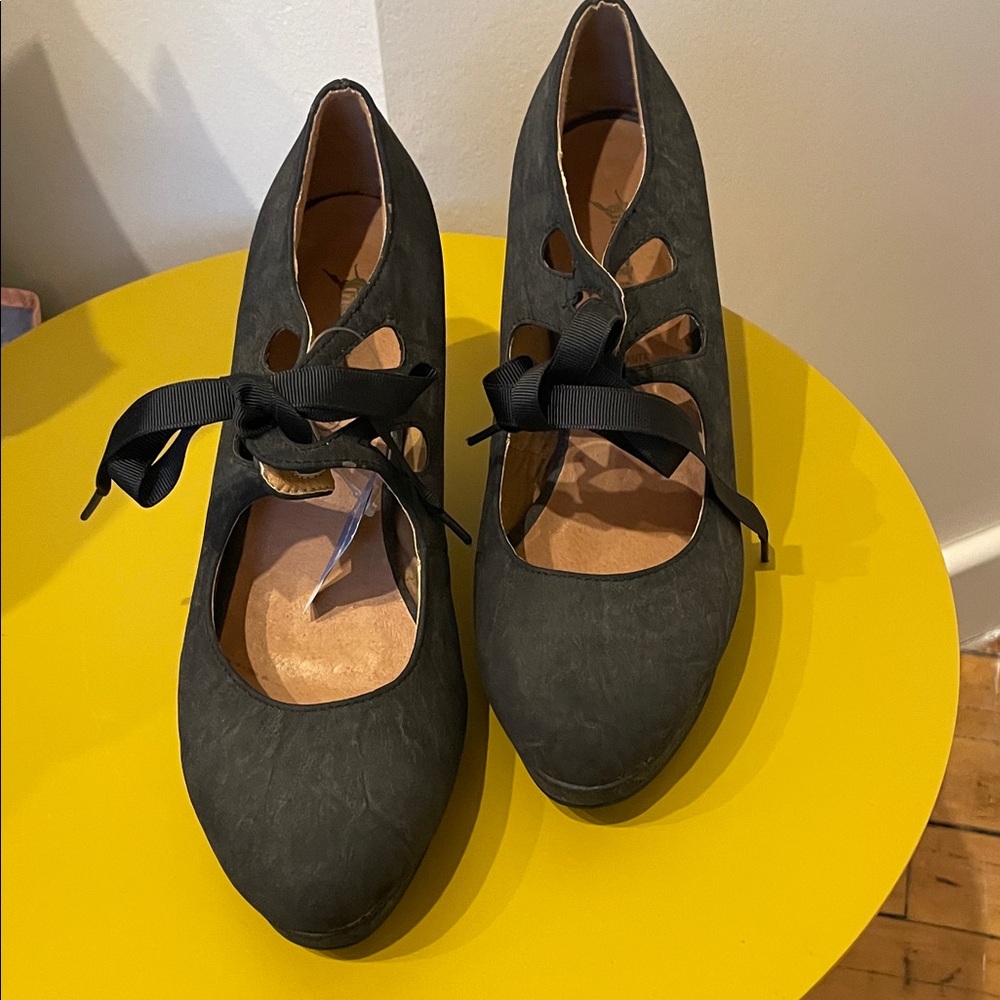 Chic Black Women's Heels with Ribbon Accent